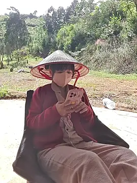 Snapshot of Helen-Tran chatting on 30, 11, 2025 Helen-Tran online show from 30, 11, 2025