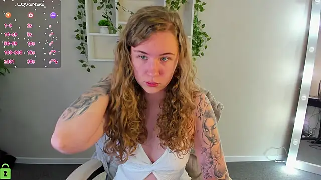 Snapshot of Elsie_Cutties chatting on 4, 11, 2025 Elsie Cutties online show from 4, 11, 2025