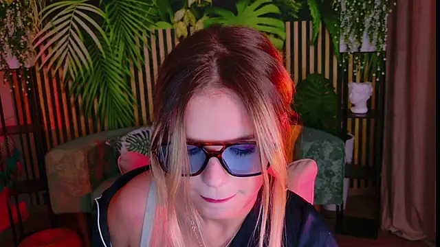 Snapshot of KellyHayden chatting on 14, 10, 2025 KellyHayden online show from 14, 10, 2025