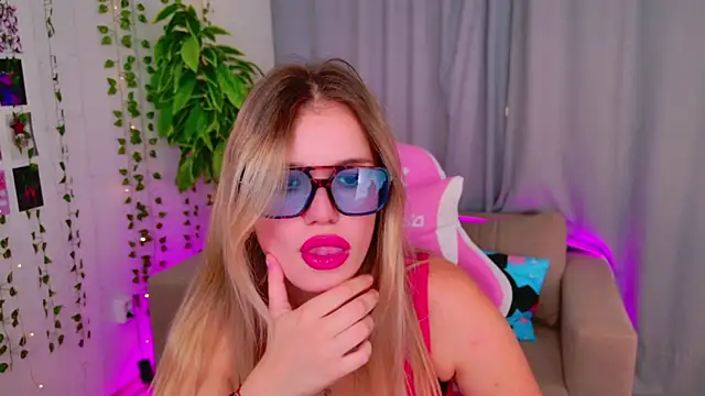 Snapshot of KellyHayden chatting on 18, 10, 2025 KellyHayden online show from 18, 10, 2025