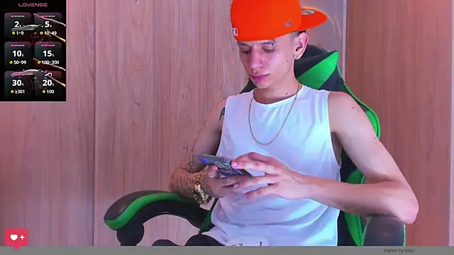 Snapshot of Skinny_batman chatting on 9, 10, 2025 Skinny batman online show from 9, 10, 2025