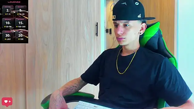 Snapshot of Skinny_batman chatting on 27, 10, 2025 Skinny batman online show from 27, 10, 2025