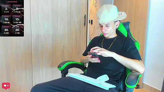 Snapshot of Skinny_batman chatting on 8, 11, 2025 Skinny batman online show from 8, 11, 2025