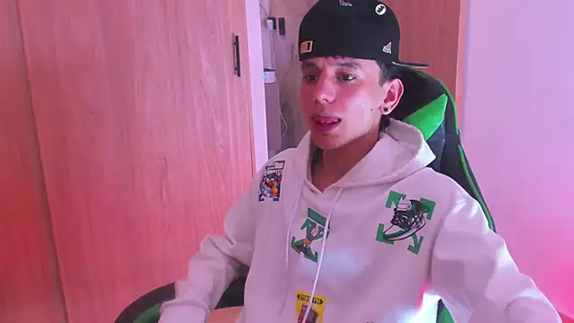 Snapshot of Skinny_batman chatting on 19, 11, 2025 Skinny batman online show from 19, 11, 2025