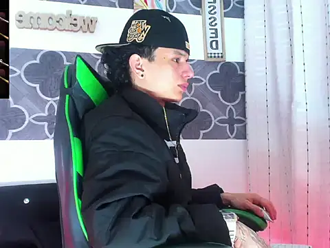 Snapshot of Skinny_batman chatting on 2, 12, 2025 Skinny batman online show from 2, 12, 2025