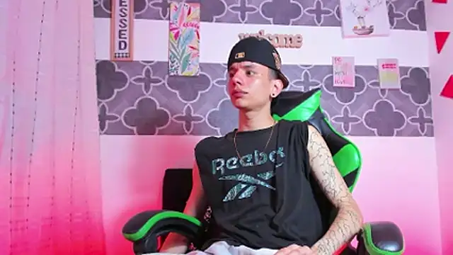 Snapshot of Skinny_batman chatting on 19, 12, 2025 Skinny batman online show from 19, 12, 2025