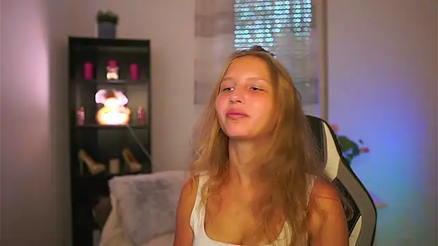 Snapshot of emmie_murray chatting on 9, 10, 2025 emmie murray online show from 9, 10, 2025