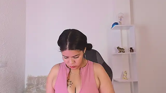 Snapshot of Evelyn_brown8 chatting on 3, 10, 2025 Evelyn brown8 online show from 3, 10, 2025