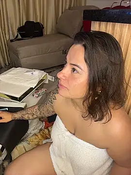 Snapshot of liz_and_thiago chatting on 2, 11, 2025 liz and thiago online show from 2, 11, 2025