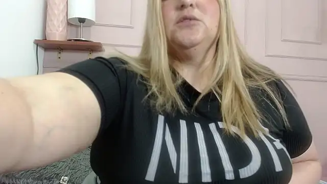 Snapshot of SweetRouse__ chatting on 12, 10, 2025 SweetRouse online show from 12, 10, 2025