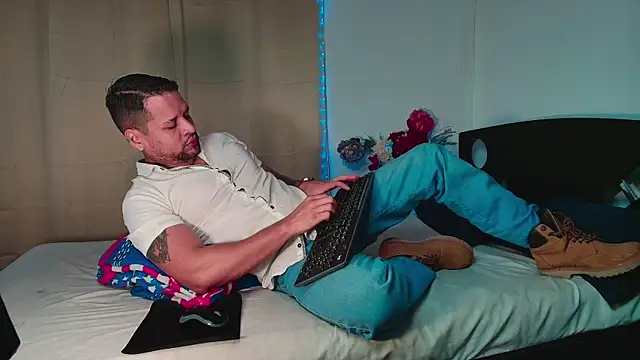 Snapshot of LucasGaeel chatting on 8, 1, 2026 LucasGaeel online show from 8, 1, 2026