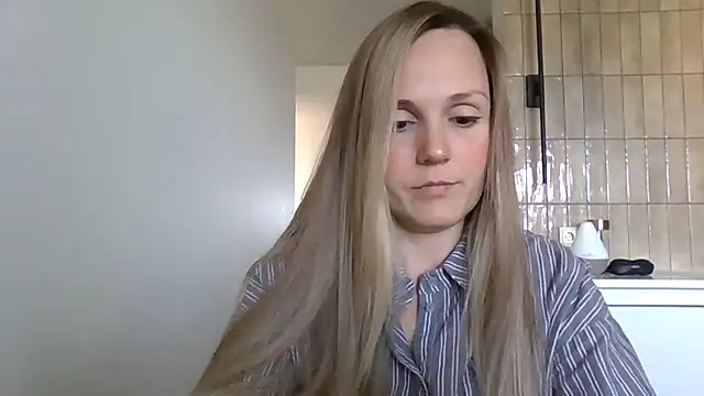 Snapshot of Kyrelinn chatting on 3, 11, 2025 Kyrelinn online show from 3, 11, 2025