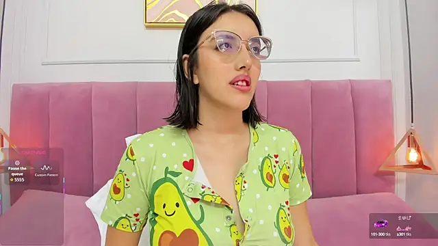 Snapshot of venusgreys1_ chatting on 17, 10, 2025 venusgreys1 online show from 17, 10, 2025