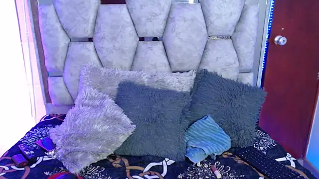 Snapshot of AnalyMilles chatting on 4, 12, 2025 AnalyMilles online show from 4, 12, 2025