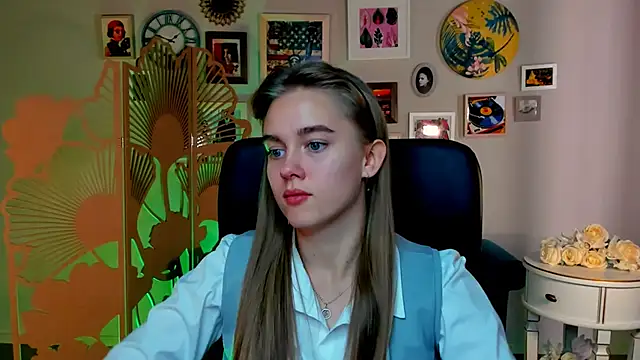 Snapshot of JuneWoods chatting on 13, 10, 2025 JuneWoods online show from 13, 10, 2025