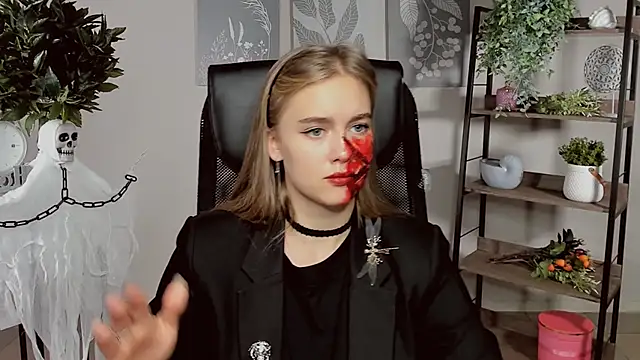 Snapshot of JuneWoods chatting on 25, 10, 2025 JuneWoods online show from 25, 10, 2025