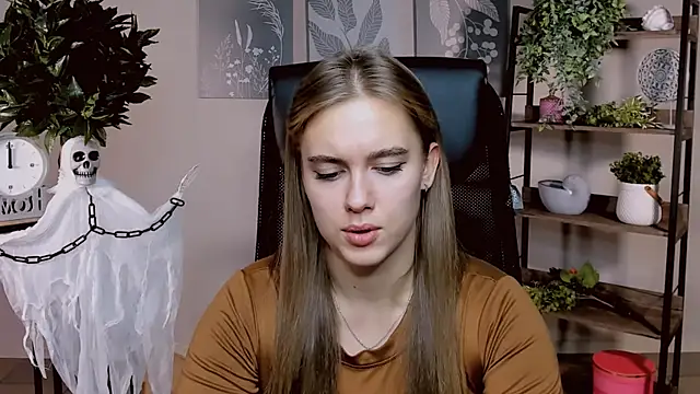 Snapshot of JuneWoods chatting on 8, 11, 2025 JuneWoods online show from 8, 11, 2025