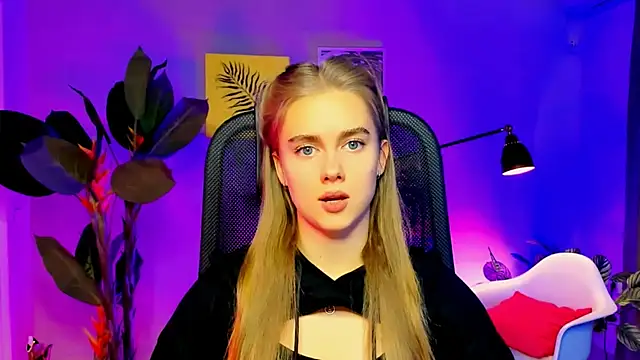 Snapshot of JuneWoods chatting on 20, 11, 2025 JuneWoods online show from 20, 11, 2025