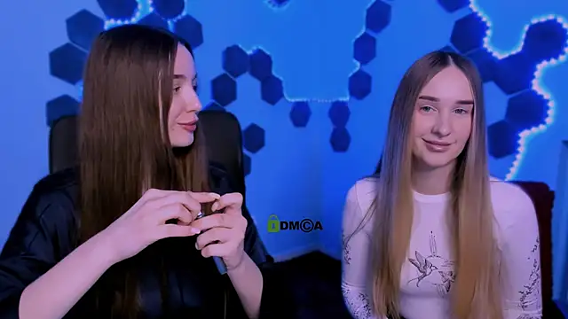 Snapshot of leslie_bird chatting on 16, 12, 2025 leslie bird online show from 16, 12, 2025