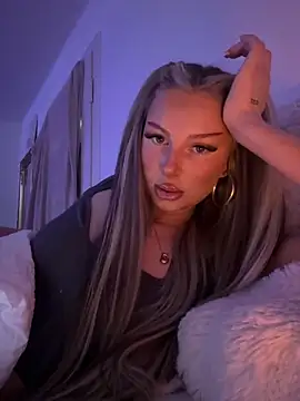 Snapshot of blondeeee chatting on 21, 5, 2026 blondeeee online show from 21, 5, 2026