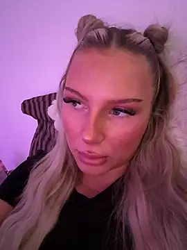 Snapshot of blondeeee chatting on 1, 7, 2026 blondeeee online show from 1, 7, 2026