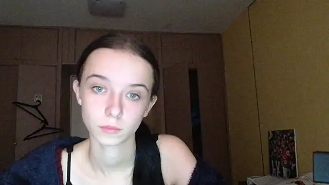 Snapshot of Emilia_Light chatting on 8, 10, 2025 Emilia Light online show from 8, 10, 2025