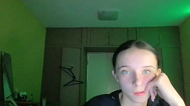 Snapshot of Emilia_Light chatting on 11, 10, 2025 Emilia Light online show from 11, 10, 2025