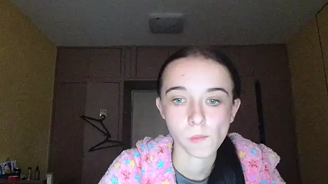 Snapshot of Emilia_Light chatting on 13, 10, 2025 Emilia Light online show from 13, 10, 2025