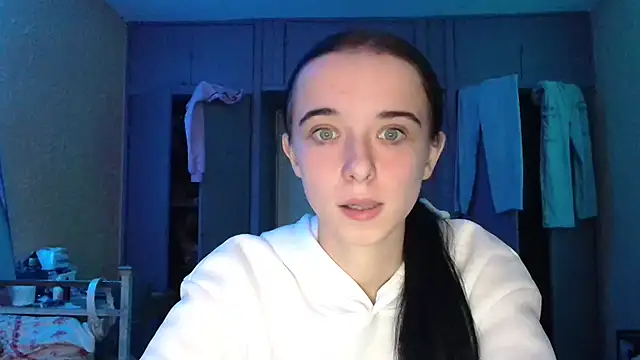 Snapshot of Emilia_Light chatting on 19, 10, 2025 Emilia Light online show from 19, 10, 2025