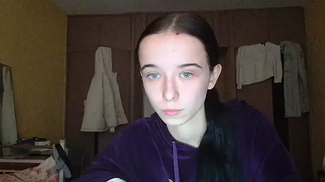 Snapshot of Emilia_Light chatting on 28, 10, 2025 Emilia Light online show from 28, 10, 2025