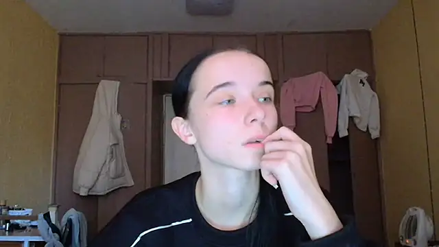 Snapshot of Emilia_Light chatting on 30, 10, 2025 Emilia Light online show from 30, 10, 2025