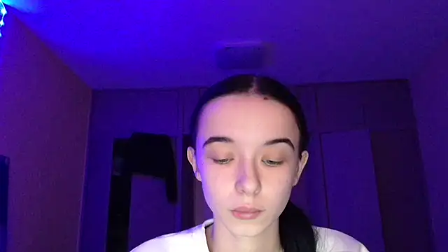 Snapshot of Emilia_Light chatting on 21, 11, 2025 Emilia Light online show from 21, 11, 2025