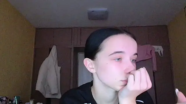 Snapshot of Emilia_Light chatting on 25, 11, 2025 Emilia Light online show from 25, 11, 2025