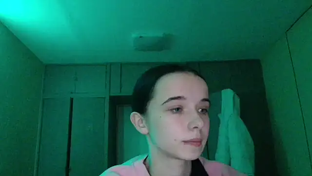 Snapshot of Emilia_Light chatting on 4, 12, 2025 Emilia Light online show from 4, 12, 2025