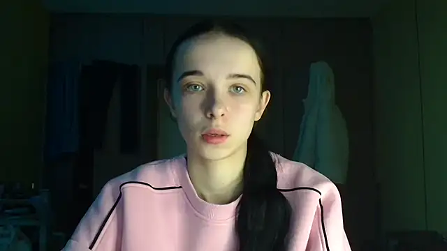 Snapshot of Emilia_Light chatting on 19, 12, 2025 Emilia Light online show from 19, 12, 2025