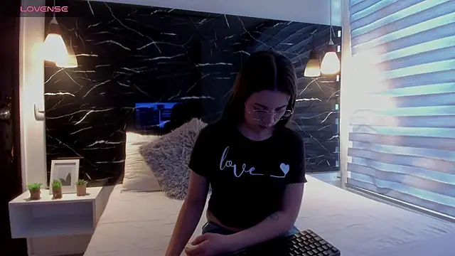 ZOE LE online show from 21, 10, 2025