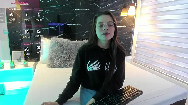 ZOE LE online show from 4, 11, 2025