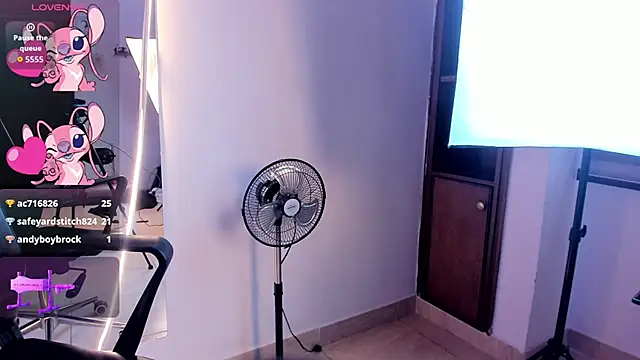 Caroline Millerr online show from 5, 11, 2025