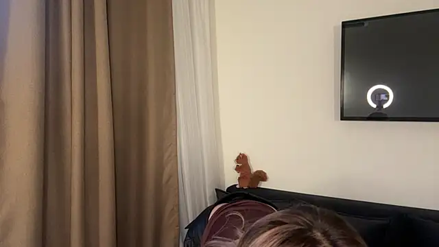 Ur neighbor Kira online show from 28, 3, 2026