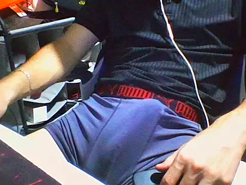 Snapshot of AlbertoRuiz086 chatting on 28, 10, 2025 AlbertoRuiz086 online show from 28, 10, 2025