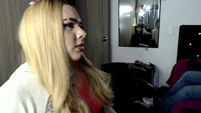 Snapshot of Redvelvett22 chatting on 11, 11, 2025 Redvelvett22 online show from 11, 11, 2025