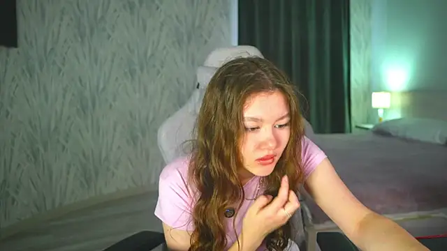 Snapshot of LewisThrone chatting on 29, 9, 2025 LewisThrone online show from 29, 9, 2025