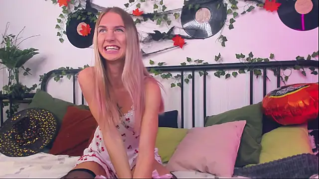 Snapshot of SerenaCrystall chatting on 29, 10, 2025 SerenaCrystall online show from 29, 10, 2025