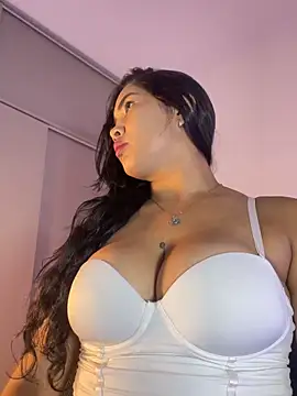 Snapshot of EmilyZuits chatting on 28, 10, 2025 EmilyZuits online show from 28, 10, 2025