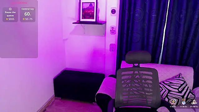 Snapshot of _evee_ chatting on 13, 11, 2025 evee online show from 13, 11, 2025