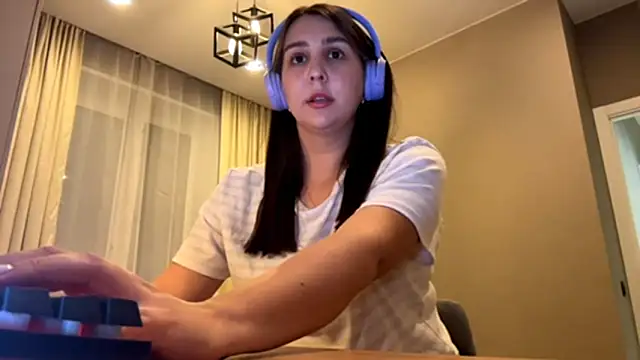 Snapshot of RoseRossi chatting on 6, 10, 2025 RoseRossi online show from 6, 10, 2025