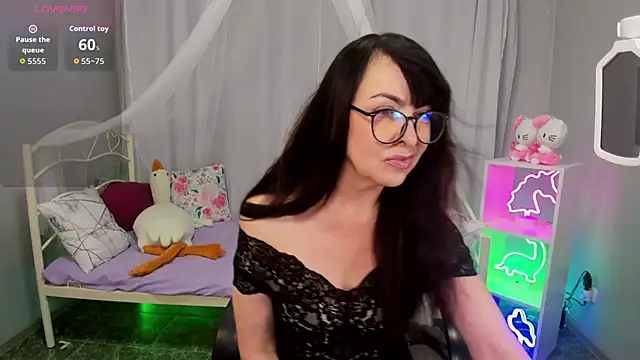 Snapshot of LindaRomero chatting on 6, 11, 2025 LindaRomero online show from 6, 11, 2025