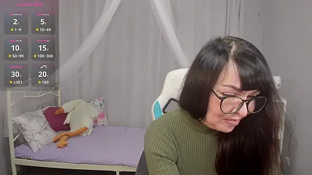 Snapshot of LindaRomero chatting on 8, 11, 2025 LindaRomero online show from 8, 11, 2025