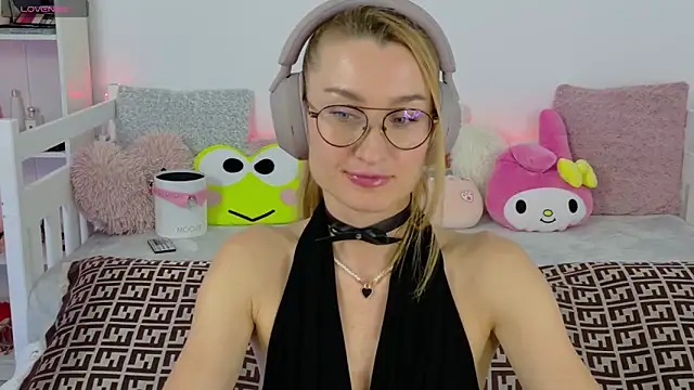 Snapshot of MysticRoxanne chatting on 18, 11, 2025 MysticRoxanne online show from 18, 11, 2025