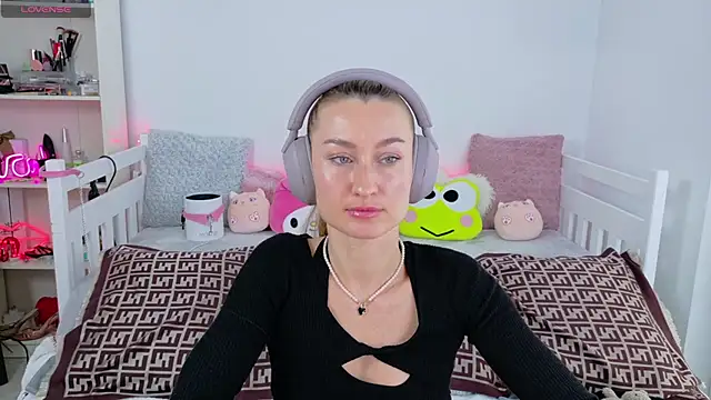 Snapshot of MysticRoxanne chatting on 20, 11, 2025 MysticRoxanne online show from 20, 11, 2025